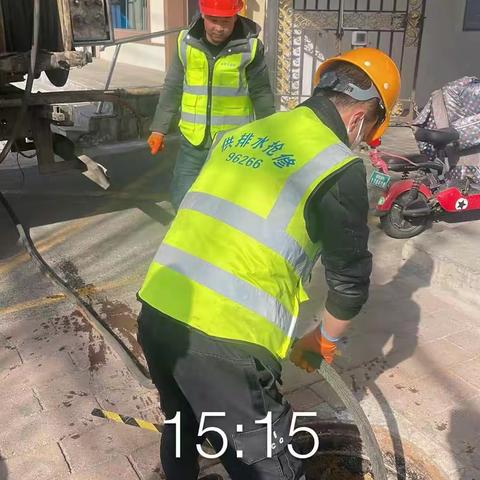 吉祥斋火锅城文化宫店污水外溢机械所配合疏通，商铺内部管道断裂，已告知社区进行维修。主管道畅通（12345报单）