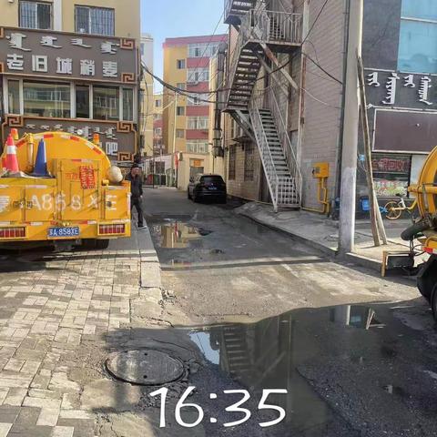 回民区国华小区外面门口处污水井外溢，经勘察为商铺内部管道堵塞，已通知商铺自行处理，主管道畅通(12345报单)