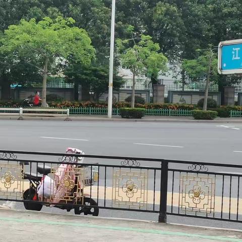 劳动者港湾外的守望相助