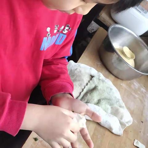 大家好，我是池阳小学四年级三班姜博辕，我正在参加“微实践做中学”之动手做饭