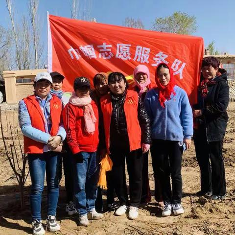 民主村妇联执委参加干召庙镇机关党支部与民主村联合开展美化家园，绿色行动主题党日活动。