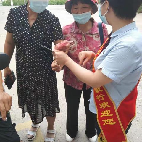 中卫农村商业银行西园支行开展“杜绝假币共建和谐”反假货币宣传活动
