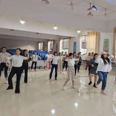 跳出活力，舞出风采——记早禾坪小学启动鬼步舞训练活动