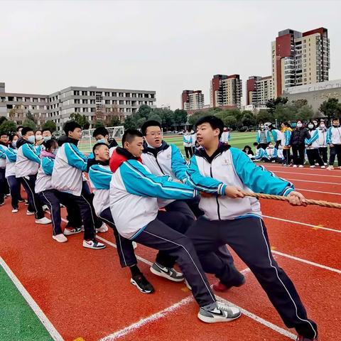 合力争先，团结奋进———武汉市光谷实验中学八年级拔河比赛