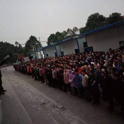 小学部放假前的集会。