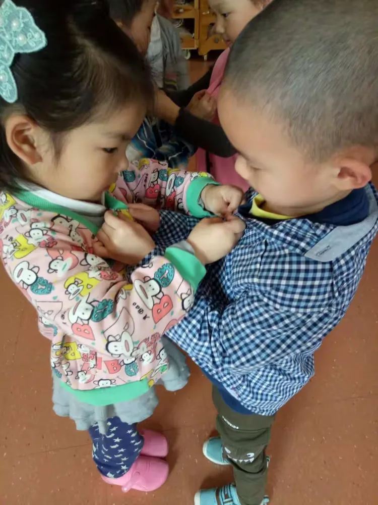 互帮互助，帮助好朋友系扣子👀❤❤❤