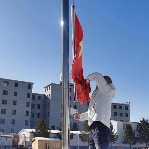 【铸牢中华民族共同体意识】小仪式 大情怀--正蓝旗呼斯楞幼儿园举行开学第一周升国旗仪式