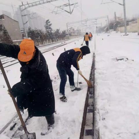 夜战风雪不停歇，三军共联保畅通