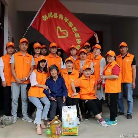 “闪光的青春，无私的奉献”记五四青年节，崇阳青年志愿者组织慰问贫困户，和参观革命开国少将故居。