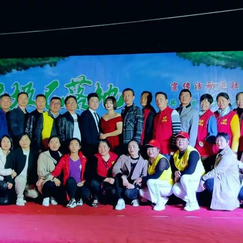 为倡导新时代文明实践，志愿者开展“垃圾不落地、崇阳更美丽”公益汇演活动记实。