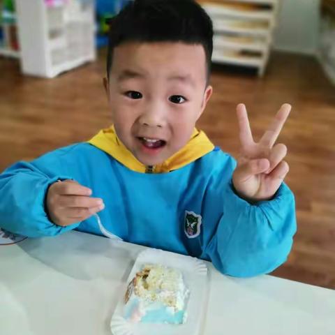 大家好！我是襄阳红星伟才（国际）幼儿园KB1班的张家程小朋友！一起来见证我的成长吧~~