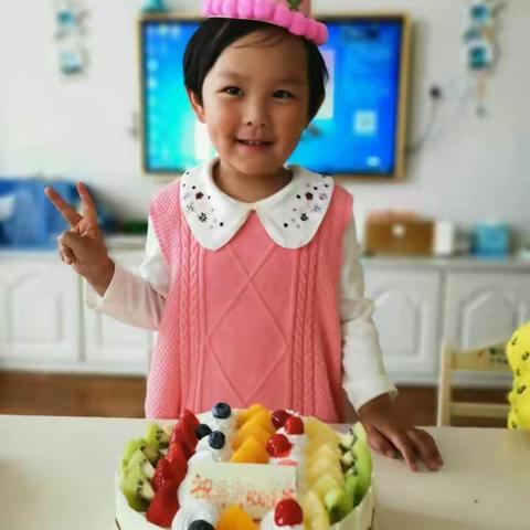 大家好！我是襄阳红星伟才（国际）幼儿园KB1班的尚诗涵小朋友！一起来见证我的成长吧~~