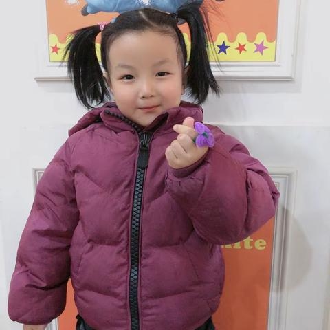 大家好！我是襄阳红星伟才（国际）幼儿园KA1班的翟卓鑫小朋友！一起来见证我的成长吧~~