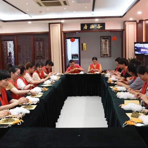 开发区迎端午 送香囊