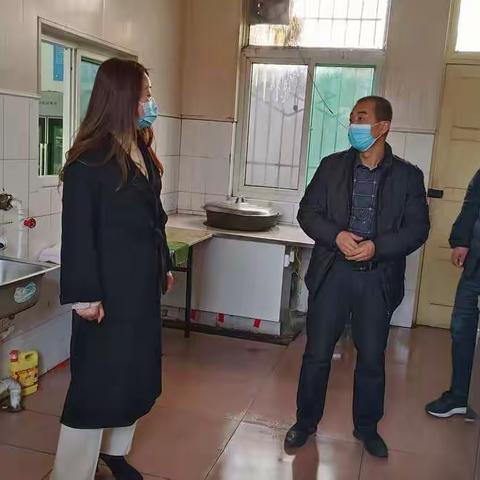 严把食品安全关，共谱和谐校园曲 —陈仓区东关小学食品安全检查掠影