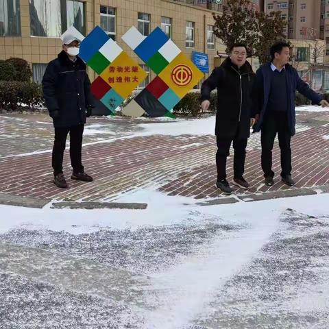 龙马环卫以雪为令 奋战清雪一线保通畅