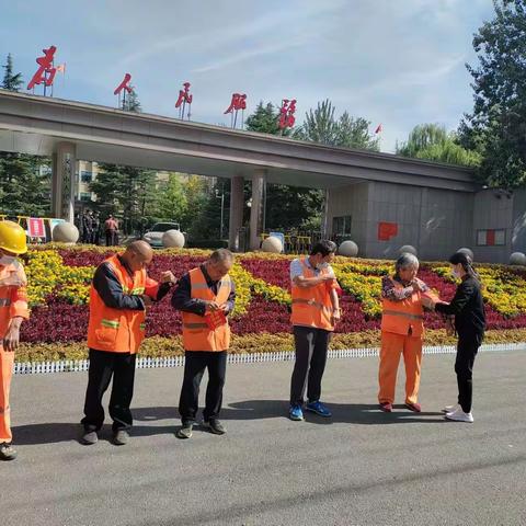 环卫工人变身“红袖标”巡逻队