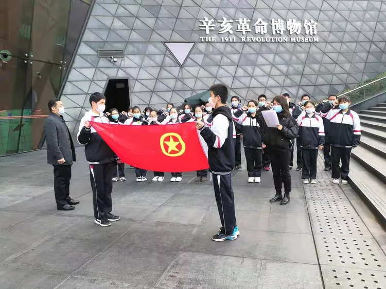 武汉市和平中学"纪念一二九运动,传承爱国精神" 主题活动及离队入团