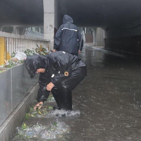 风雨中最美的坚守       城市防汛的守护神