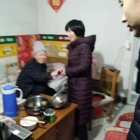 西门里街道办事处书记霍艳敏带队入户清查散煤。