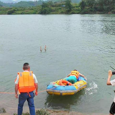 中方职中：开展防溺水实战演练