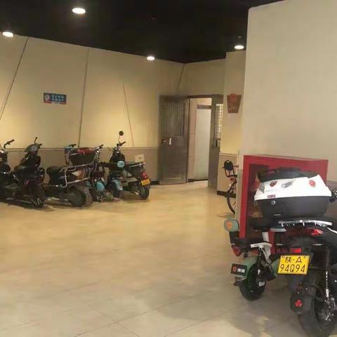 我为群众办实事—玄武路社区工作人员在辖区内处理电动车乱停乱放问题