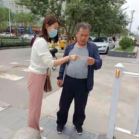 玄武路社区为企业退休人员发放联系卡