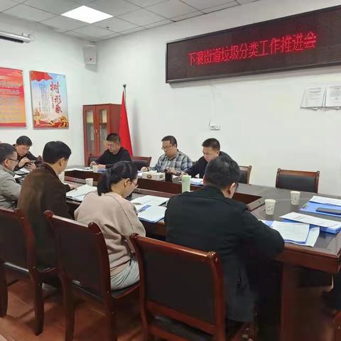 下渡街道联合区城管局开展垃圾分类进小区宣传工作