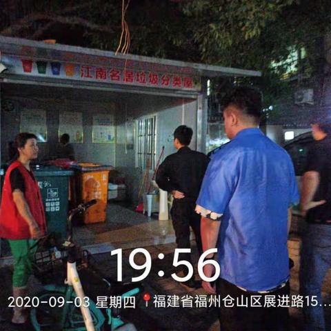 下渡街道城管中队夜间对辖区内未进行垃圾分类的商户依法处罚