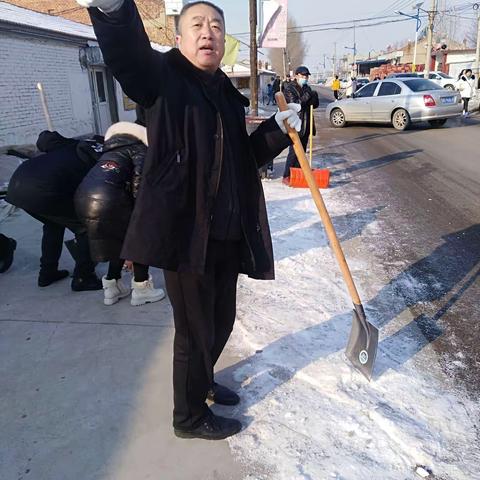 区检察院干警到张家园村扫雪除冰