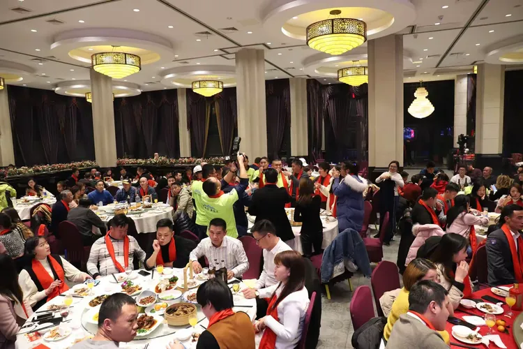 年会现场高朋满座🔻