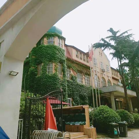 红瓦绿树   碧海蓝天