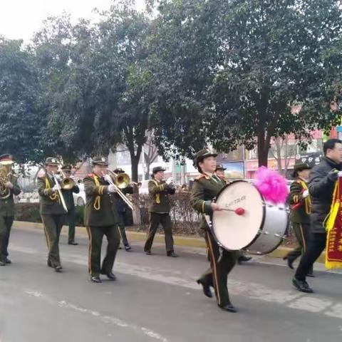 鼓乐齐鸣送锦旗     鞭炮声声表谢意