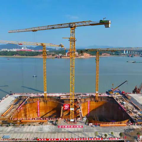 世界首座斜拉-悬索协作体系大桥主墩承台浇筑完成