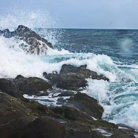 海浪与礁石