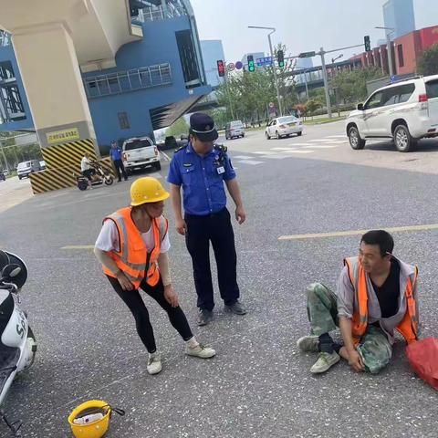 路遇交通事故   城管及时相助