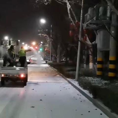 【涉县城管】闻雪而动暖人心 环卫工人扫雪忙