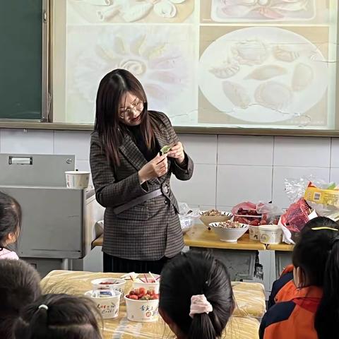 巧手包饺子 劳动促成长