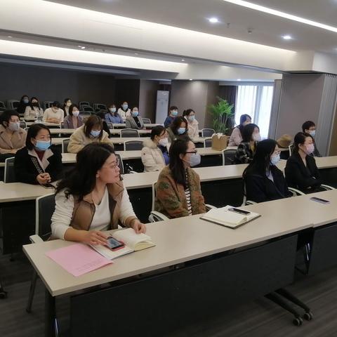 汇通街道总工会开展庆“三八”衣橱整理收纳活动