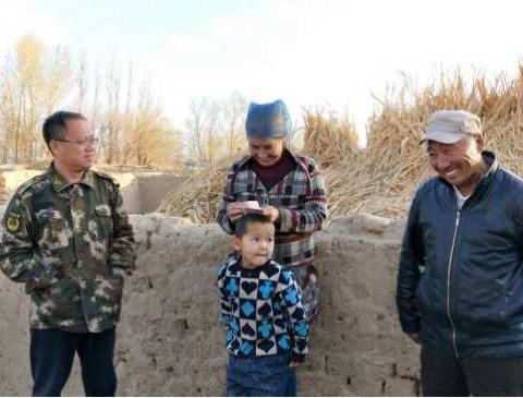 富蕴县联社干部下沉"零距离"服务群众