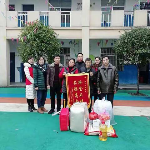 拾金不昧暖人心  传递社会正能量