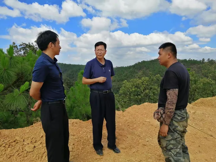 落实森林防火责任,近日,红塔区人民政府副区长梁士洪一行至高仓街道