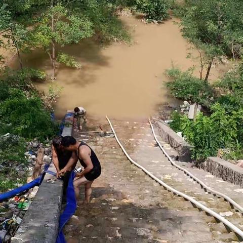 住建局组织人员对广通路西侧小水库近期强降雨进行排水