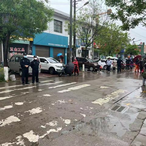 湾子派出所开展护学岗工作