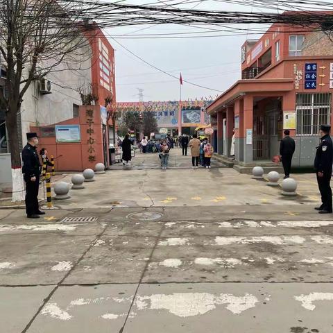 湾子派出所守好校园安全岗