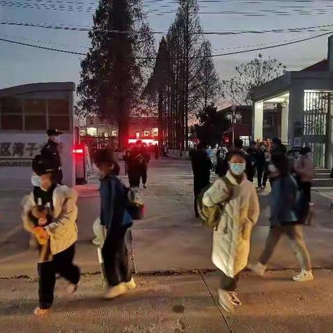 【从严管党治警】【我为群众办实事】为湾子中小学站好“护学岗”