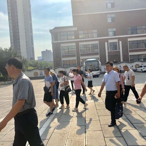 英吉沙县实验中学和济宁市南池小学架起一座友谊桥