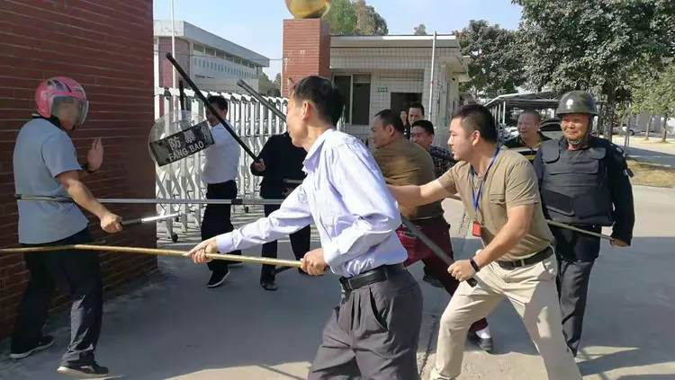 潮州市潮安区江东中学开展防暴反恐演练活动