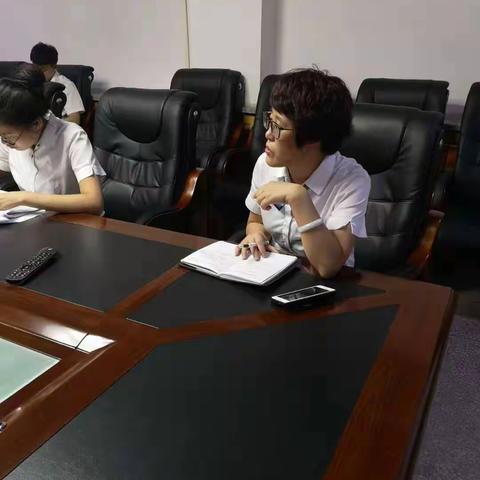 凌源支行营业部人员学习新业务系统上线知识