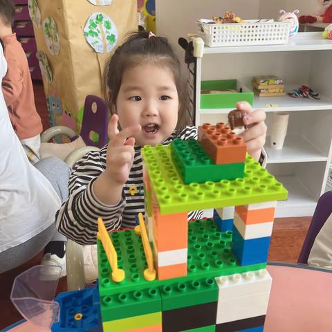 隋氏幼儿园小二班乐高《观光车》